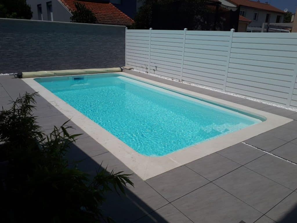 Mini piscine coque Tanna de moins de 10 m² posée par Piscine Auvergne dans un jardin de ville à Vichy